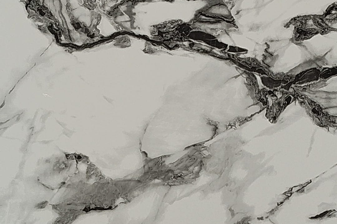 Close-up detail of the glossy white base and intense black smoky veins of the Onyx Flow panel.