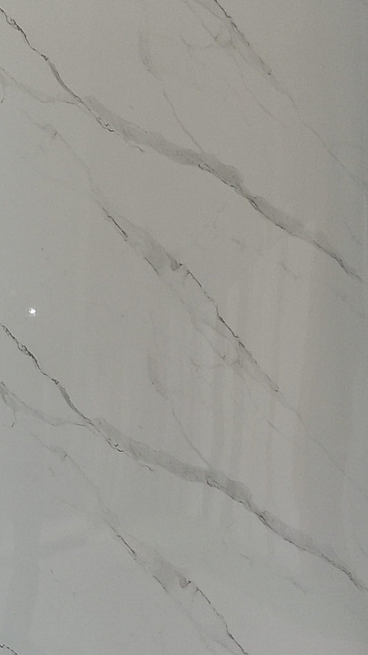 Luxury Bianco Serene gloss white wall panel with abundant grey veining in a modern Tenerife living room.