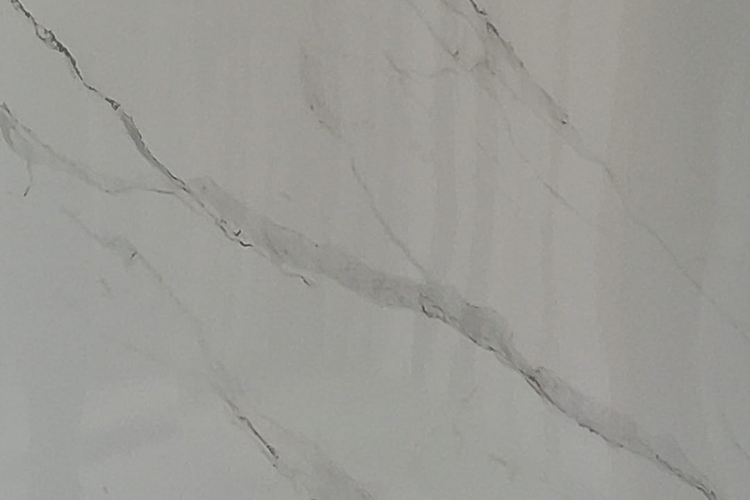 Close-up detail of the abundant, flowing grey veins on the Bianco Serene panel.