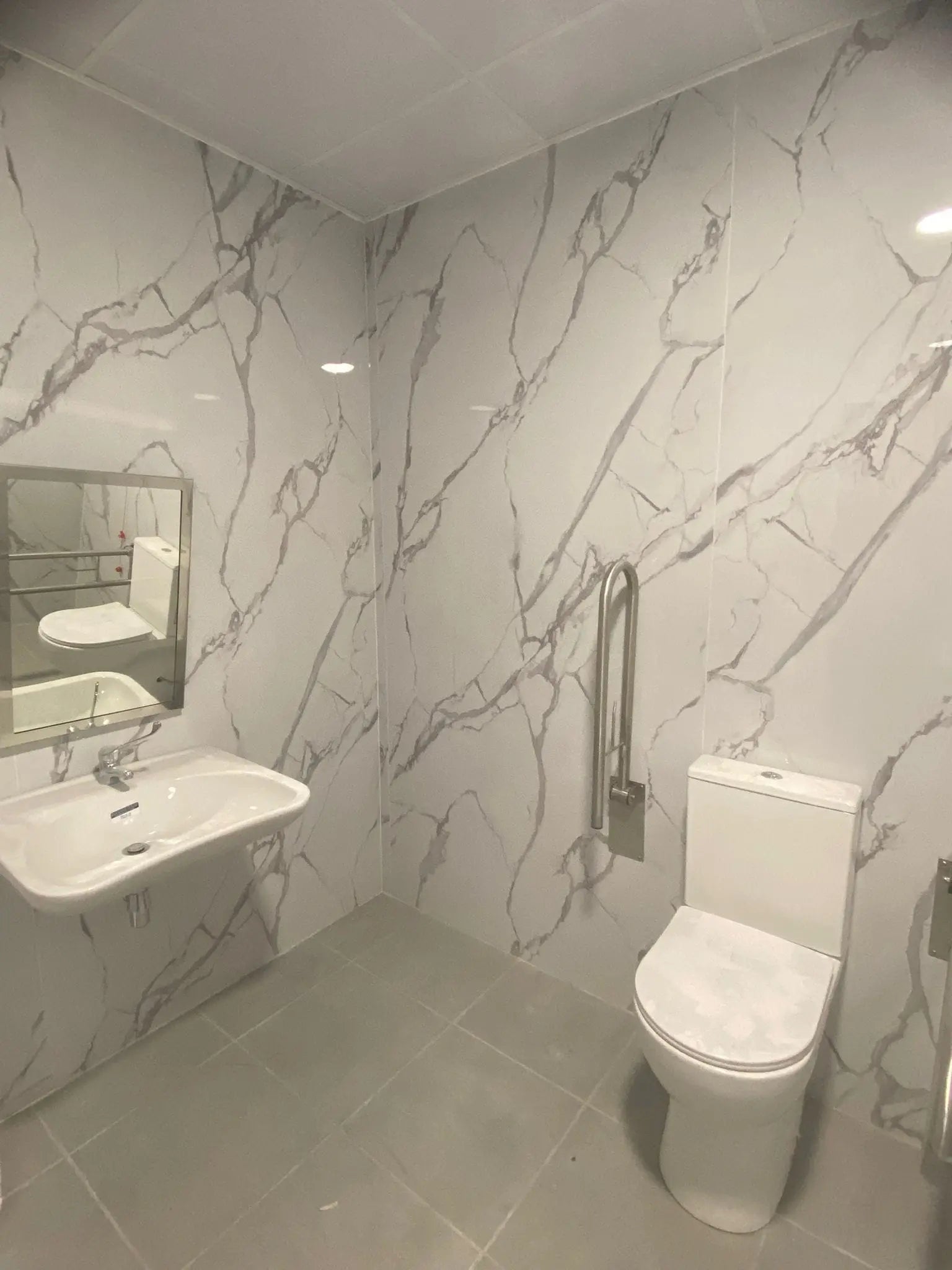 Veinscape feature wall in a contemporary Tenerife home office, showcasing its dramatic veining.